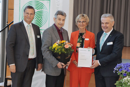Die Silberne Ehrennadel des Verbands erhielt Felix Trauth (zweiter von links) fast 30 Jahre gelebtes Ehrenamt. Er war langjähriger Kreisgärtnermeister zunächst für die Gruppe Karlsruhe und später für die fusionierte Gruppe Bruchsal-Karlsruhe. Links Peter Hauk der baden-württembergische Minister für Ernährung, Ländlichen Raum und Verbraucherschutz, außerdem ZVG-Präsidentin Eva Kähler-Theuerkauf und Landesverbandspräsident Gerhard Hugenschmidt.