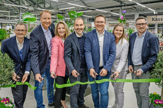Eröffnung Dehner Garten-Center Amstetten (Greinsfurth) - vlnr: Thomas Frewein (Projektleiter Österreich Expansion, Immobilien und Projektentwicklung), Frank Böing (Chief Sales Officer Dehner), Margit Haberdle (Vertriebsleiterin), Georg Weber (Chief Executive Officer), Bürgermeister Christian Haberhauer, Nicole Wageneder (Marktleiterin), Mag. Manuel Scherscher (Ortsvorsteher Mauer-Greinsfurth)