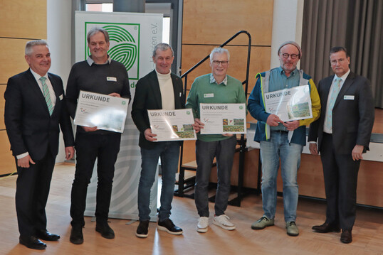 Für ihre Leistungen auf der Landesgartenschau Wangen in den Bereichen Friedhof und Wechselflor wurden mehrere Betriebe geehrt – nicht alle sind auf dem Bild vertreten: Gärtnerei Haug aus Oberteuringen (2. von links), Gärtner Kuhn aus Argenbühl (3. von links), Gärtnerei Grad aus Bad Wurzach-Arnach (4. von links), Gärtnerei & Blumenwerkstatt Gutmair aus Isny (5. von links), außerdem Gärtnerei Scheffler aus Opfenbach, Gartenbau Friedrich aus Friedrichshafen, Gärtnerei & Floristik Vögele aus Langenargen, Gärtnerei Weißhaupt aus Meckenbeuren. Auf dem Bild links GVBWH-Präsident Gerhard Hugenschmidt, rechts Landesminister Peter Hauk.