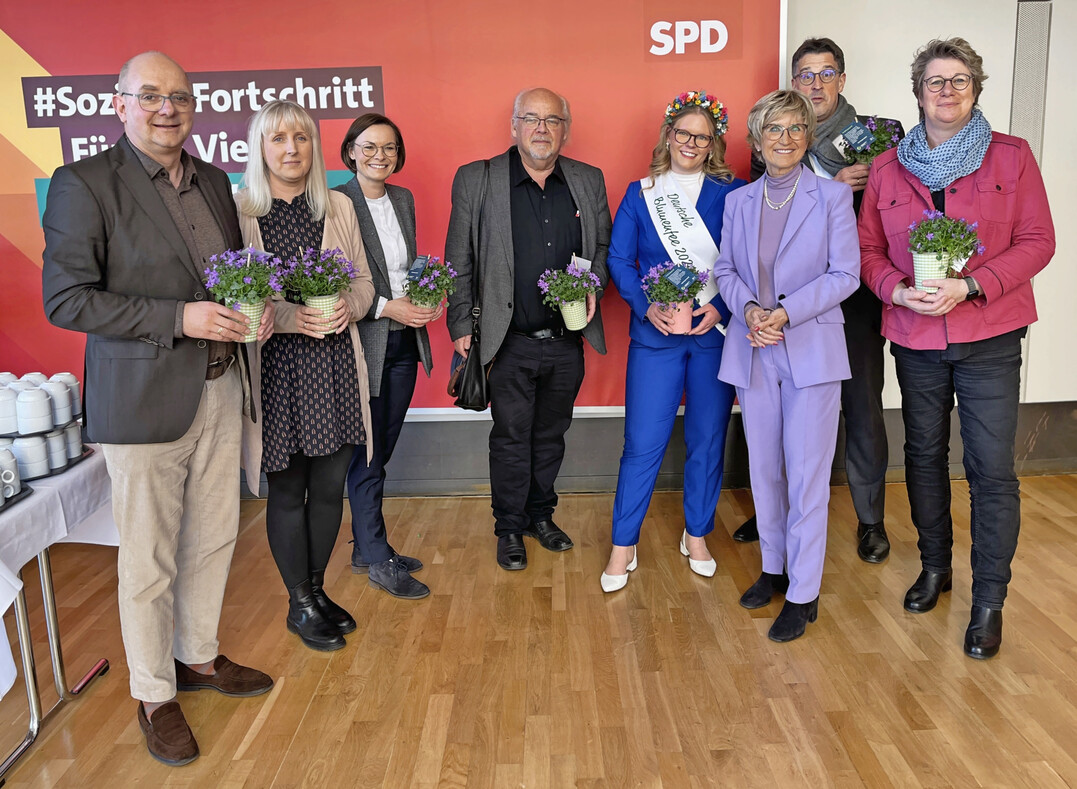 Die Agrarpolitiker der SPD-Landtagsfraktion freuten sich ber den Besuch von Eva Khler-Theuerkauf und der Deutschen Blumenfee.