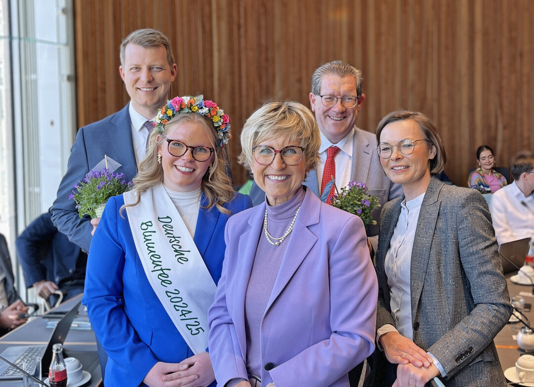 Auch die FDP-Landtagsfraktion freute sich ber den Blumengru (von links: Henning Hne, Annemarie Bals, Eva Khler-Theuerkauf, Dietmar Brockes, Christin Haack).