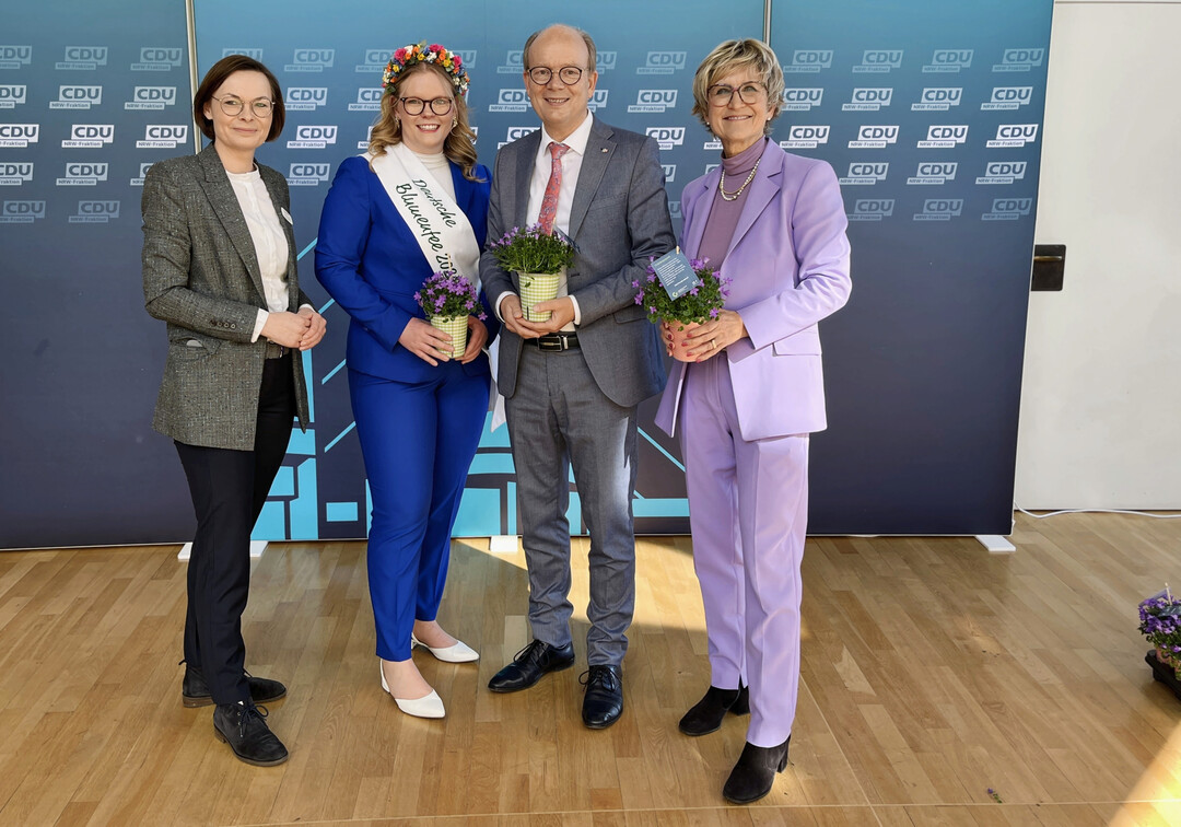 Landtagsprsident Andr Kuper (CDU) nahm die Campanula als Frhlingsgru fr sein Bro entgegen.