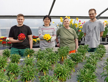 Ein gutes Team: die beiden Auszubildenden Sam Winer (links) und Alex Kiesewetter (rechts) mit den beiden Grtnerinnen Manuela Rolle (zweite von links) und Anke Wlfing.