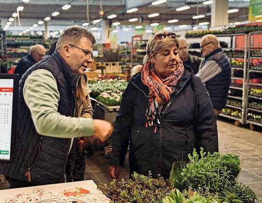 Jrgen Kuhl (links), Kruterproduzent und Vorstandsmitglied des BGM Kln, sieht Folgen der Betriebsschlieungen im Gartenbau: Es wird viel Wissen verloren gehen.
