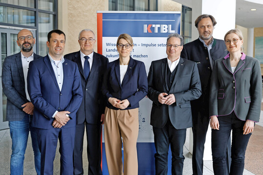 Das neue KTBL-Prsidium auf den KTBL-Tagen 2025 in Celle. Von links:
Prof. Dr.-Ing. Jrg Drr, Dr. Harm Drcker, Dr. Burkhard Schmied, Prof. Dr. Nicole Kemper, Prof. Dr. Eberhard Hartung, Dr. Stefan Neser und Prof. Dr. Silke Httel.