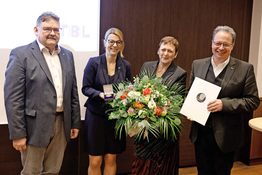 Gabriele Hack bei der berreichung der Tilo-Freiherr-von-Wilmowsky-Medaille anlsslich der KTBL-Tage 2025 in Celle (von links): Laudator Stefan Kirchner, die neue KTBL-Prsidentin Prof. Dr. Nicole Kemper, Gabriele Hack und der bisherige KTBL-Prsident Prof. Dr. Eberhard Hartung.