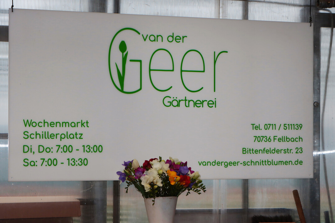Das Schild ist ganz neu. Das Logo aus grnem G und Tulpe hat eine Studentin gestaltet, die gelegentlich auf dem Wochenmarkt verkauft.