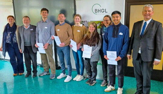 Verleihung des Posterpreises. Von links: Gabriele Hack, Gnter Bornschein (beide BHGL Frderverein Fortbildung ), Jan Lukas Eer (Sonderpreis Studierende), Maximillian Kellershof (Sonderpreis Studierende), Annina Marxen (2. Platz), Anne Vrochte (3. Platz), Sylvia Plaschil (Posterjury), Manh Hung Doan (1. Platz), Marc-Guido Megies (BHGL-Prsident)