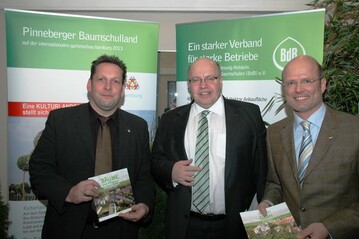 Bundesminister Peter Altmaier wurde in Pinneberg von Axel Huckfeldt (re.) und Mark Schneekloth (li.), BdB-Landesverband Schleswig-Holstein, ber die aktuellen Sorgen der Baumschuler informiert.