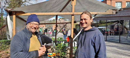 Herbert Vincken (links), herb"s Bioland Gärtnerei, und Frederik Moos, Kräuter- und Staudengärtnerei Fargau, beim Erfahrungsaustausch am Stand der Bioland-Gärtnerei.