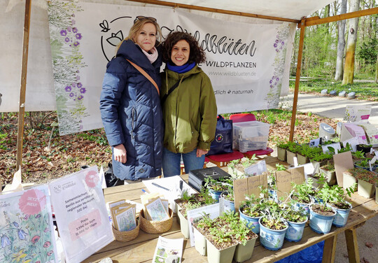 Am Stand der Gärtnerei Wildblüten aus Neuenhagen: Jessica Görß (links) und ihre Mitarbeiterin Jolina Haddad.