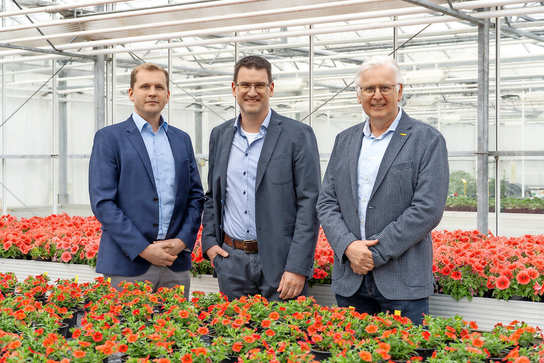 Der neue Floragard Key-Accounter Juri Dozlow mit Vertriebsleiter Dietmar Pundt und dem scheidenden Martin Dieckmann (v. l.).