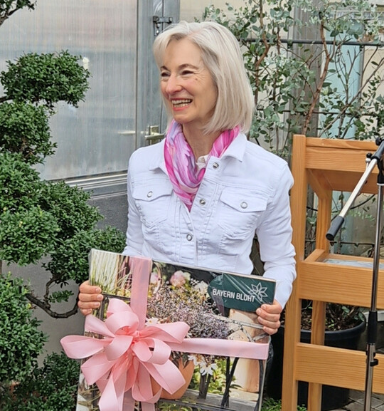 Eva-Maria Geiger freut sich ber einen Satz Plakate aller Bayerischen Pflanzen des Jahres seit 2005.
