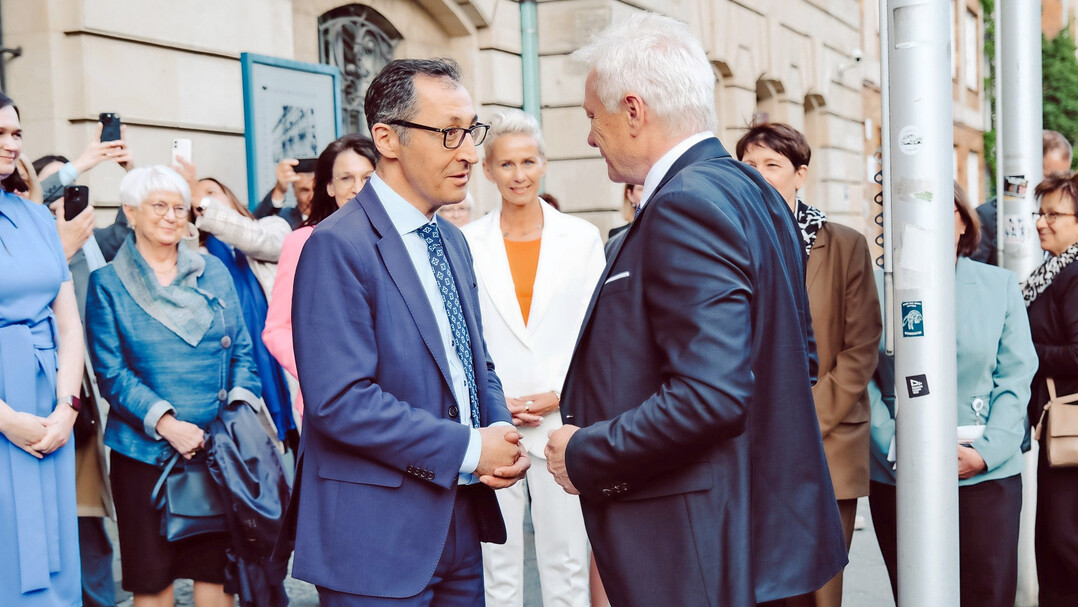 Amtsbergabe im Bundesministerium fr Landwirtschaft, Ernhrung und Heimat von Vorgnger Cem zdemir an Alois Rainer (r.).