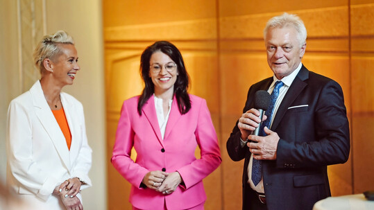 Bundesminister Alois Rainer (rechts) mit den beiden parlamentarischen Staatssekretärinnen Silvia Breher und Martina Englhardt-Kopf (links).