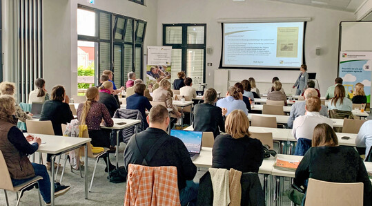 Rund 50 Vertreter aus Politik, Wissenschaft und landwirtschaftlichen Berufs- und Fachschulen kamen am 4. und 5. Mai 2025 zum 4. Bildungsforum des Bundesinformationszentrums Landwirtschaft (BZL) in der DEULA Rheinland in Kempen am Niederrhein zusammen.