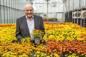 Jubilar Hubert Brandkamp inmitten seiner Wirkungssttte.