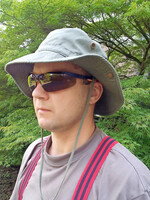 Zum Schutz vor UV-Strahlung empfiehlt die SVLFG unter anderem Kappen mit Nackenschutz oder Hüte mit breiter Krempe sowie eine Sonnenbrille mit UV-Filter und Seitenschutz.