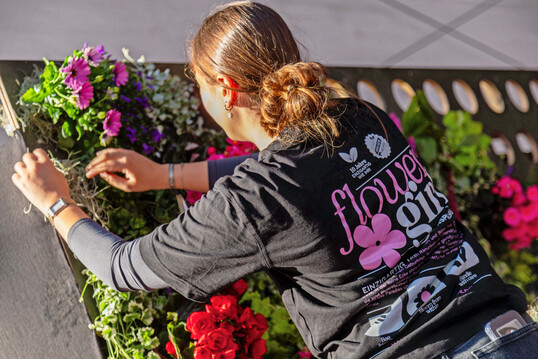 Die Bilder zeigen, wie die Initiative 1000 gute Grnde Blumen und Pflanzen an und auf den roten Teppich des Deutschen Filmpreis 2025 gebracht hat.