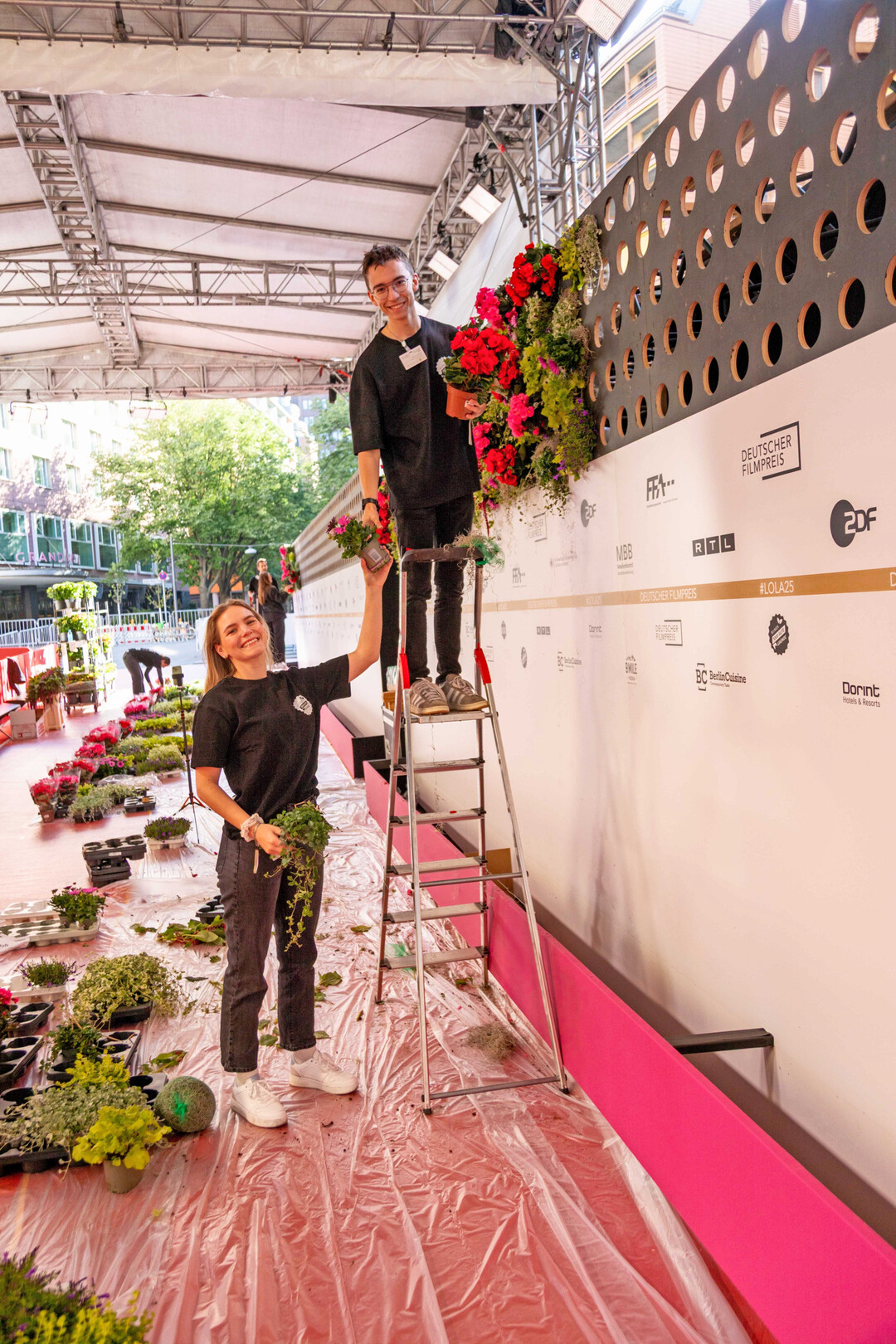 Die Bilder zeigen, wie die Initiative 1000 gute Grnde Blumen und Pflanzen an und auf den roten Teppich des Deutschen Filmpreis 2025 gebracht hat.