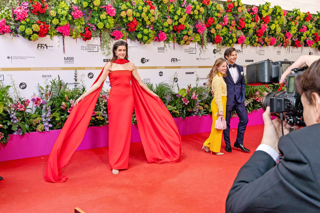 Die Bilder zeigen, wie die Initiative 1000 gute Grnde Blumen und Pflanzen an und auf den roten Teppich des Deutschen Filmpreis 2025 gebracht hat.