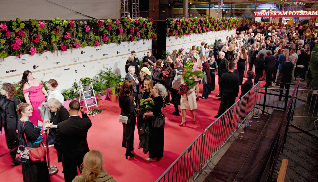Die Bilder zeigen, wie die Initiative 1000 gute Grnde Blumen und Pflanzen an und auf den roten Teppich des Deutschen Filmpreis 2025 gebracht hat.
