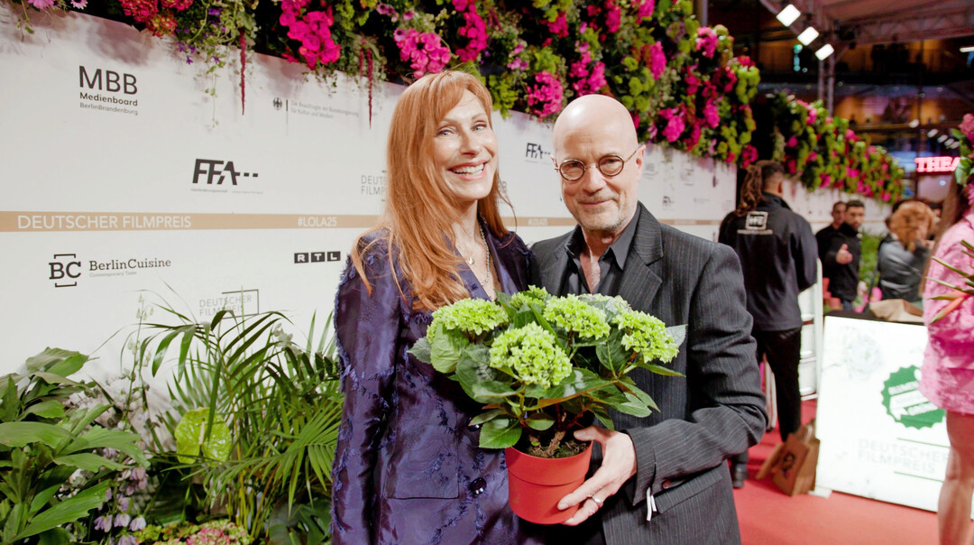 Die Bilder zeigen, wie die Initiative 1000 gute Grnde Blumen und Pflanzen an und auf den roten Teppich des Deutschen Filmpreis 2025 gebracht hat.