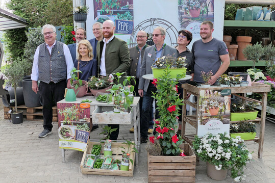 Zu Gast bei der Pflanzentaufe in Oberbayern (von links): ZVG-Vizeprsident Wilhelm Bck, BGV-Bezirksvorsitzender Manfred Fahn, Taufpatin Dr. Birgit Seeholzer, Brgermeister Karl Schleid, Taufpate Konrad Baur MdL, BGV-Vizeprsident Herbert Puffer sowie die Familie Fenis.