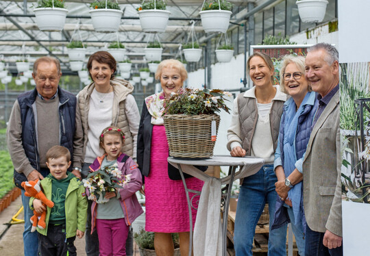 Familie Dauchenbeck mit Taufpatin Petra Guttenberger (Mitte) und Taufpate Oberbürgermeister Dr. Thomas Jung (rechts).
