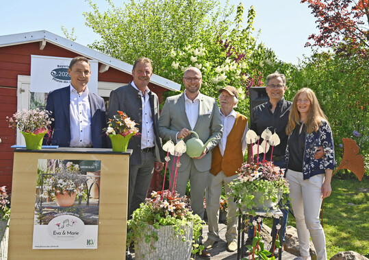 Die Familie Eber zusammen mit dem Gundelfinger Bür-germeister Dieter Nägele (links) und BGV-Vizepräsident Willy Enßlin (zweiter von links), sowie dem Taufpaten, Staatsminister Dr. Fabian Mehring (Mitte).