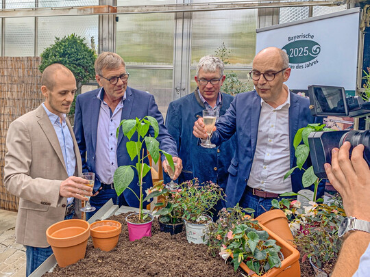 Gelungene Premiere als Taufpate: Regierungsvizepräsident Jochen Lange tauft unterstützt von (von links): Maximilian Hupp, Karl-Heinz Hupp und dem unterfränkischen Bezirksvorsitzenden Christoph Schlereth.
