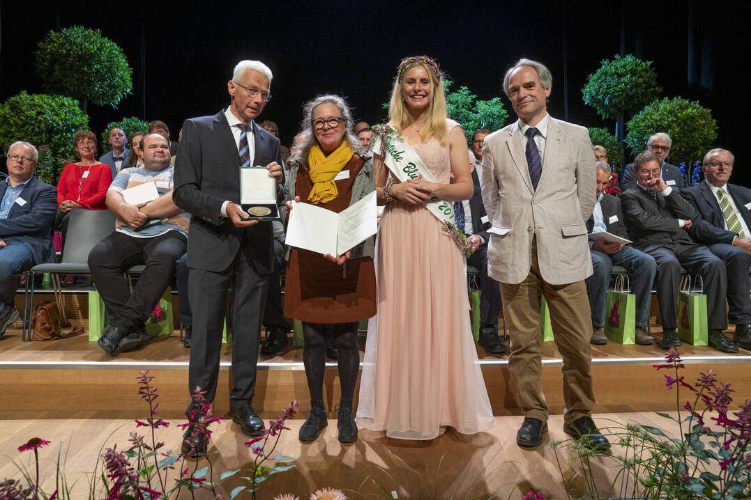 Der Ehrenpreis des Bundesministeriums fr Ernhrung und Landwirtschaft
im Bereich Stauden im Freiland- und Hallenwettbewerb fr hervorragende Leistungen in Silber wird Grtnerei und Gartengestaltung Bruchmller aus Mser verliehen. Den Preis nahm stellvertretend Andrea Marchand entgegen.


