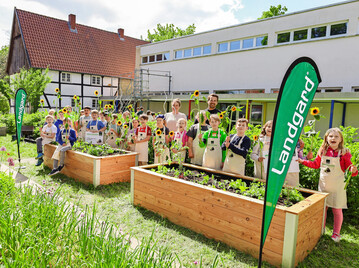 einem Aktionstag haben die Mdchen und Jungen der St. Josef Grundschule Westnnen in Werl gemeinsam mit Nadia Sauerland als Vertreterin der Elternschaft (Bildmitte links), Michael Hermes als Vertreter der Landgard Stiftung (Bildmitte rechts) und Vertreterinnen der Schule die Erweiterung ihres Schulgartens gefeiert.