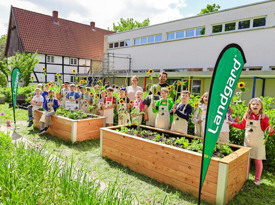 einem Aktionstag haben die Mdchen und Jungen der St. Josef Grundschule Westnnen in Werl gemeinsam mit Nadia Sauerland als Vertreterin der Elternschaft (Bildmitte links), Michael Hermes als Vertreter der Landgard Stiftung (Bildmitte rechts) und Vertreterinnen der Schule die Erweiterung ihres Schulgartens gefeiert.