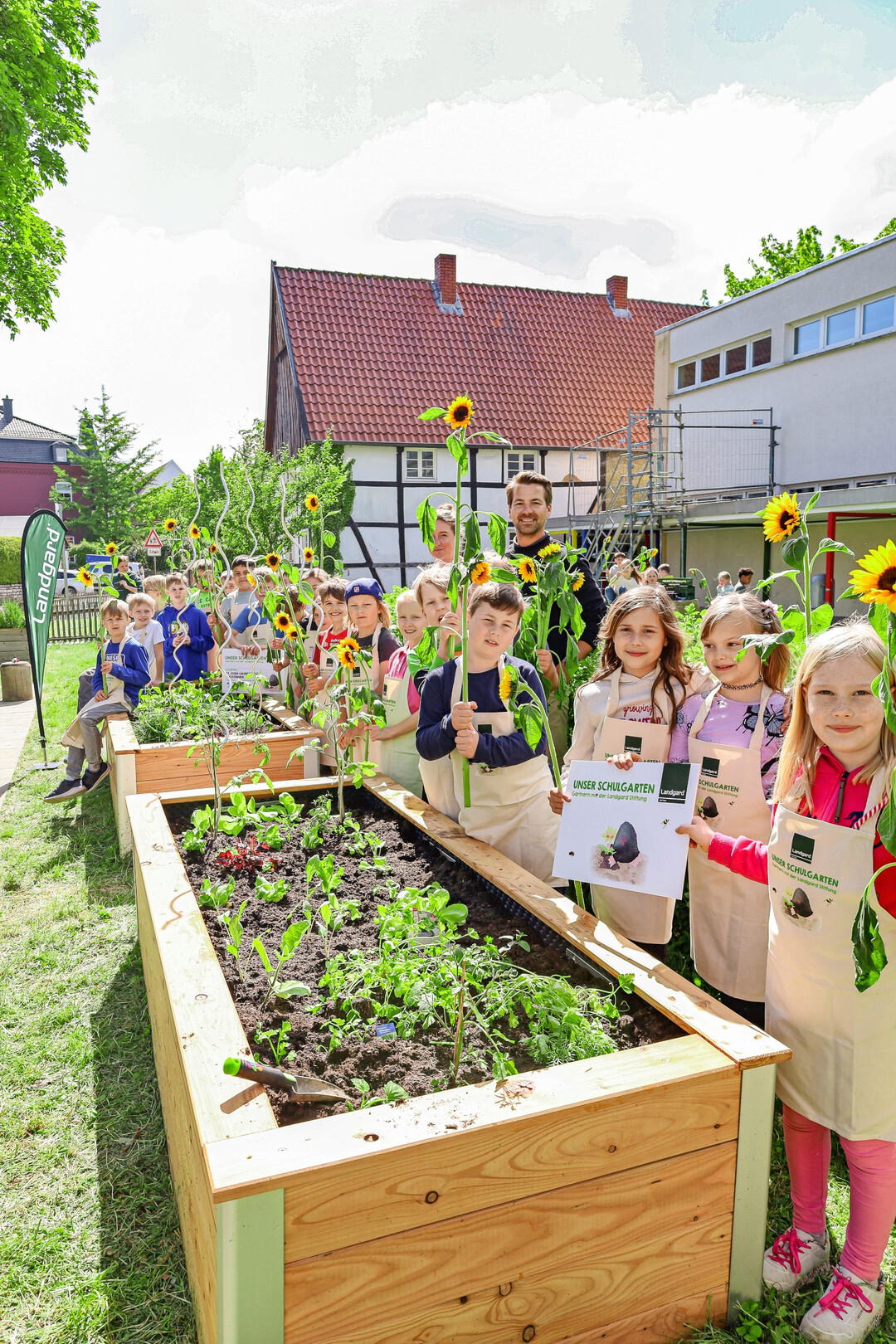 Mit einem Aktionstag haben die Mdchen und Jungen der St. Josef Grundschule Westnnen in Werl die Erweiterung ihres Schulgartens gefeiert.