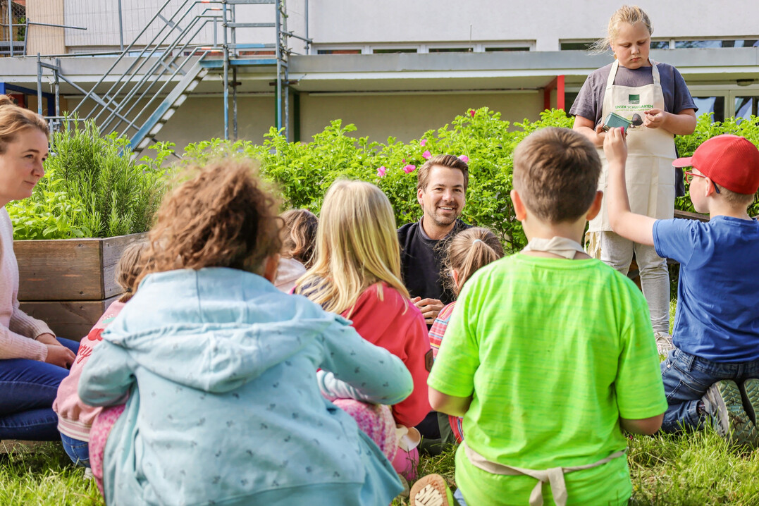 Mit einem Aktionstag haben die Mdchen und Jungen der St. Josef Grundschule Westnnen in Werl die Erweiterung ihres Schulgartens gefeiert.