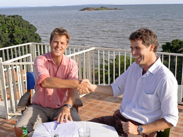 Per Klemm (rechts) mit Olav Boenders bei der Vertragsunterzeichnung zur bernahme der Stecklingsfarm Wagagai in Uganda im Frhjahr 2025.