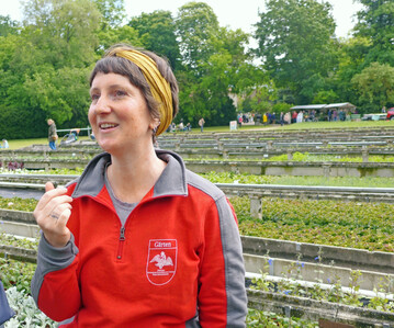 Zierpflanzengrtnerin Patricia Ritter gefllt, dass in der Parkgrtnerei noch viele grtnerische Grundttigkeiten gefragt sind. Im Hintergrund die groe Kastenanlage fr die Saisonpflanzen.