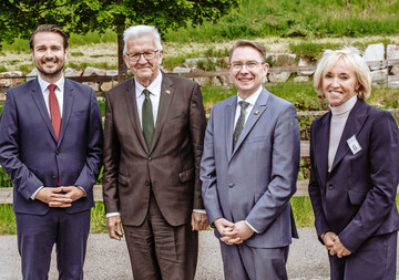 Zur Erffnung kam auch der Ministerprsident: Winfried Kretschmann mit Freudenstadts OB Adrian Sonder (li.), Michael Ruf (re., Brgermeister von Baiersbronn) und Gartenschau-Chefin Cornelia Mhrlen. 