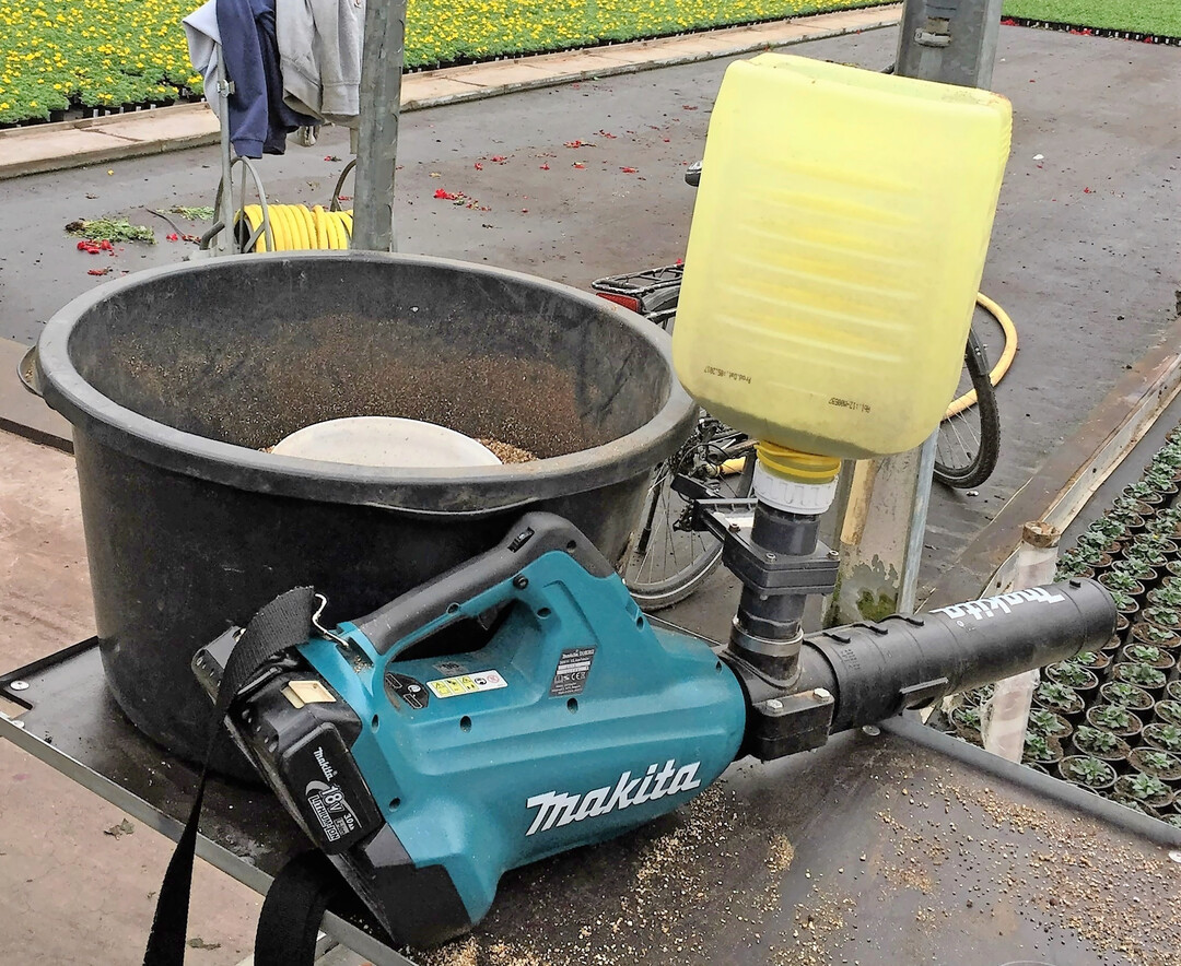 Mischgef�� und umgebautes Makita-Laubblasger�t f�r die Raubmilben-Ausbringung.