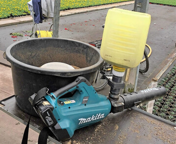 Mischgef�� und umgebautes Makita-Laubblasger�t f�r die Raubmilben-Ausbringung.