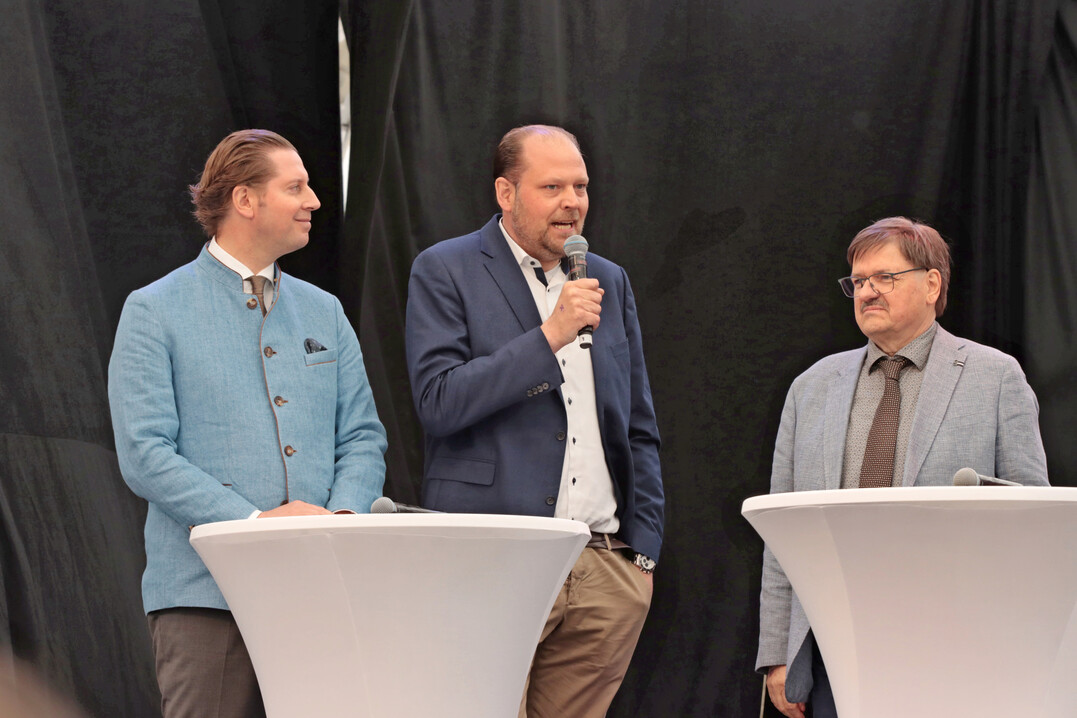 Dreigestirn der Top-Gastronomie der Region auf der Bhne der Erffnungsfeier, von links: Hannes Bareiss (Hotel Bareiss in Baiersbronn-Mitteltal), Matthias Finkbeiner (Traube Tonbach in Baiersbronn) und Jrg Sachmann (Genusshotel Sachkmann in Baiersbronn)