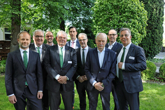 Vorstand und Aufsichtsrat der AGRORISK-Gruppe im Mai 2025 in Gieen. Von links: Dr. Jan Keller (Vorstand Vereinigte Hagel), Jens Stechmann (Aufsichtsratsvorsitzender Vereinigte Hagel), Christian Senft (Vorstandsvorsitzender Gartenbau-Versicherung), Dietmar Brauer (stv. Aufsichtsratsvorsitzender Vereinigte Hagel), Dr. Philipp Schnbach (Vorstandssprecher Vereinigte Hagel), Frank Werner (Aufsichtsratsvorsitzender Gartenbau-Versicherung), Lothar Dahs (stv. Aufsichtsratsvorsitzender Gartenbau-Versicherung), Dr. Dietmar Kohlruss (Vorstand Gartenbau-Versicherung), Thomas Gehrke (Vorstand Vereinigte Hagel).