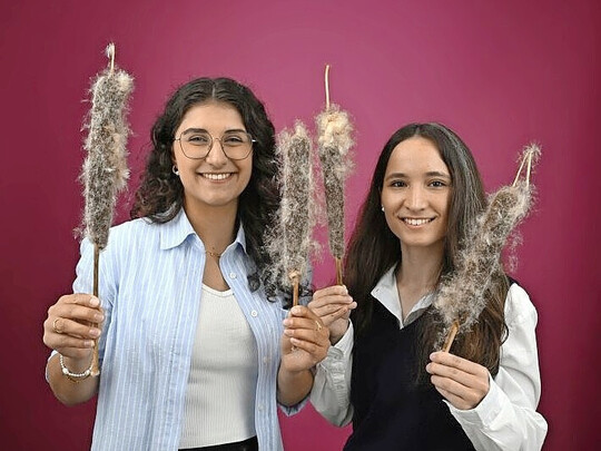 Die Sonderpreistrgerinnen Emely Mller (links) und Pia Pauline Bartel.