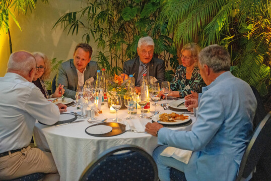Der Parlamentarische Abend der Gartenbauverbände ist jedes Jahr eine willkommene Veranstaltung, bei der Unternehmer und Parlamentarier in ansprechendem Ambiente aktuelle Anliegen des Berufsstandes austauschen und diskutieren. Aus dem Dialog mit den Abgeordneten ergeben sich immer wieder auch Besuchstermine der Politiker in Unternehmen der Branche.