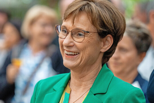 Staatssekretärin Sabine Kurtz MdL (Bild), Staatssekretär Volker Schebesta MdL und Martin Hahn MdL, Vorsitzender des Ausschusses für Ernährung, Ländlicher Raum und Verbraucherschutz, nahmen mit zahlreichen Landtagsabgeordneten aus Baden-Württemberg die Einladung in die Gärtnerei Elsäßer in Stuttgart-Vaihingen an.