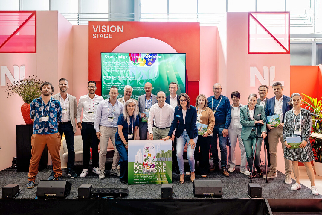 bergabe der ersten Fassung an eine Gruppe von Vertretern des Gartenbaus. Von links: Verband der Obst- und Gemseorganisationen (FVO): Ton van Dalen (Oxyn Growers), Kees de Kat (Growers United), Jelte van Kammen (Harvest House), Hans Vereijken (Royal Zon), Yvonne Watzdorf (Plants & Flower Foundation Holland); Ornamental Horticulture Accelerators: Leo de Vries (KP Holland), Perry Dekkers (Leen Middelburg Chrysanthemums / Zentoo), Edith Bentvelsen (Ter Laak Orchios / Riza Growers) und Maita Latijnhouwers (Ministerium fr Landwirtschaft, Fischerei, Ernhrungssicherheit und Natur).