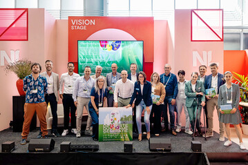 bergabe der ersten Fassung an eine Gruppe von Vertretern des Gartenbaus. Von links: Verband der Obst- und Gemseorganisationen (FVO): Ton van Dalen (Oxyn Growers), Kees de Kat (Growers United), Jelte van Kammen (Harvest House), Hans Vereijken (Royal Zon), Yvonne Watzdorf (Plants & Flower Foundation Holland); Ornamental Horticulture Accelerators: Leo de Vries (KP Holland), Perry Dekkers (Leen Middelburg Chrysanthemums / Zentoo), Edith Bentvelsen (Ter Laak Orchios / Riza Growers) und Maita Latijnhouwers (Ministerium fr Landwirtschaft, Fischerei, Ernhrungssicherheit und Natur).