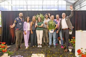 Von links bei der Preisverleihung: Michael Perry (Moderator und Influencer), Ann Jennen (Generalsekretrin Fleuroselect), Marjolein Kuyucu-Lodder (International Product Marketeer Florensis), Friederike van der Boon (Head of Marketing Takii), Johan van Velzen (Zchter Takii), Harm Custers (Head of Product Strategy Takii), Hagen Kallne (European Sales Manager Florensis) und Marc Driessen (Prsident Fleuroselect).