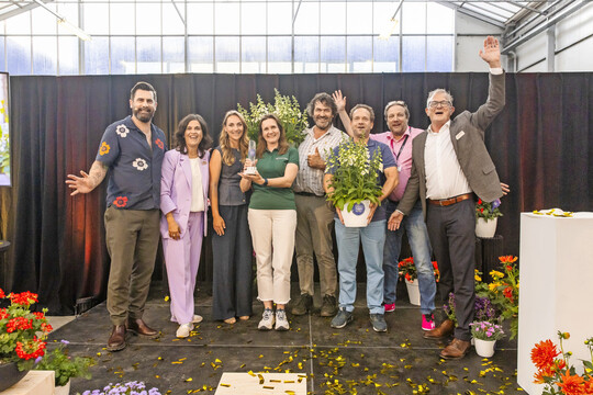 Von links bei der Preisverleihung: Michael Perry (Moderator und Influencer), Ann Jennen (Generalsekretrin Fleuroselect), Marjolein Kuyucu-Lodder (International Product Marketeer Florensis), Friederike van der Boon (Head of Marketing Takii), Johan van Velzen (Zchter Takii), Harm Custers (Head of Product Strategy Takii), Hagen Kallne (European Sales Manager Florensis) und Marc Driessen (Prsident Fleuroselect).